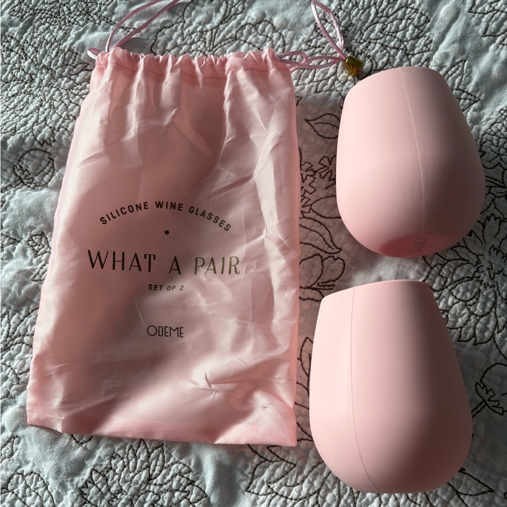 Odeme Blush Silicone Wine Glasses with Bag / one pair SET / NWT ❤️